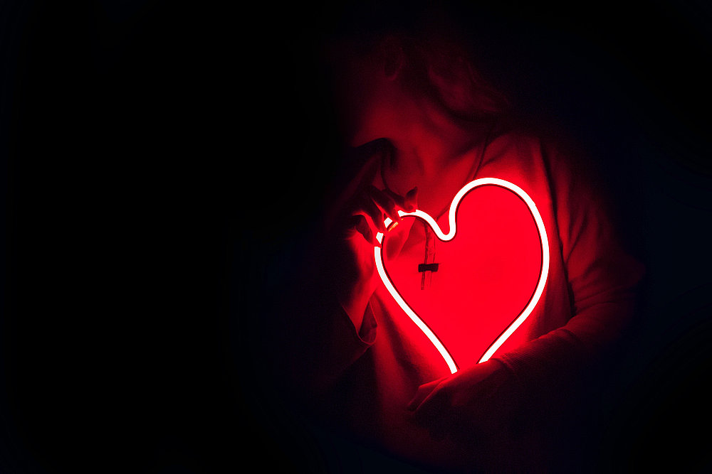 Eine Frau mit einem Herz im Neon Look